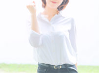 レイキでパワーアップしてガッツポーズしている若い女子
