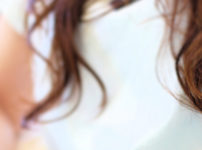 巻き髪の美しい女性バストアップ