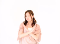 拒否の意思表示をする女性