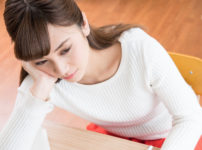講座中に眠たそうな女子生徒