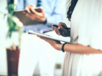 ビジネスマンと女性のマネジャーがミーティングする様子