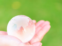 手の平の上にある地球をヒーリングする