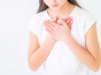 遠隔ヒーリングする美しい若い女性
