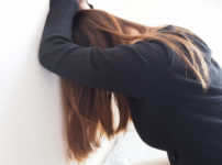 悩み事で心がつらい女性の様子
