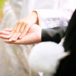 結婚式で手をつなぐ幸せな男女