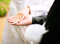 結婚式で手をつなぐ幸せな男女