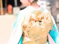 神社に初詣する和服着物美人女子の後姿