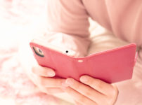スマートフォンで問い合わせをする女性