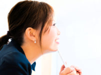 楽しそうに学ぶ女性の横顔