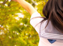 試験に合格して喜ぶ女子学生