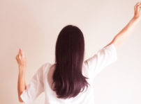 ガッツポーズをする若い女性