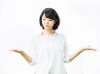 レイキをおさらいする女子