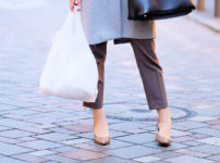 買い物をしている女性