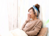 眠る前の若く美しい女性の仕草