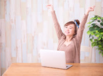伸びをするエネルギッシュな若い素敵な女性