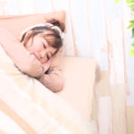 ベッドで眠る若い女性