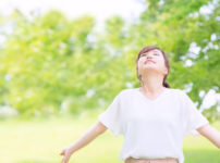自然の中で癒されるナチュラル系女子