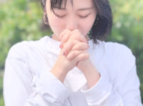 祈りをする若い女性