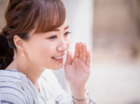 語りかける美しい女性