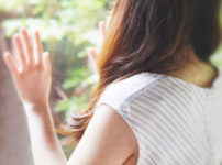 レイキを練習する女子