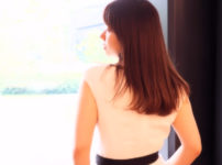 ビジネスカジュアルな美しい女性の後ろ姿