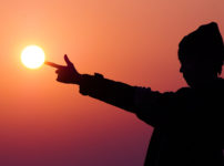 太陽に心を問う女性