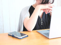 頭が混乱している女性のイメージ