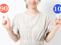 90％と10％のパネルを持っている女性