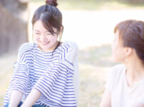 楽しく会話する女性のイメージ