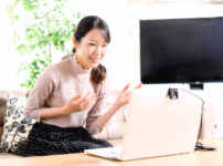 オンラインセミナーを開催する若い女性